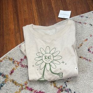 American Eagle Outfitters Cream and Green cropped Tee